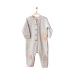 Baby onesie me butona dhe arna në një sfond të bardhë