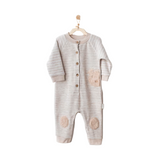 Baby onesie me butona dhe arna në një sfond të bardhë