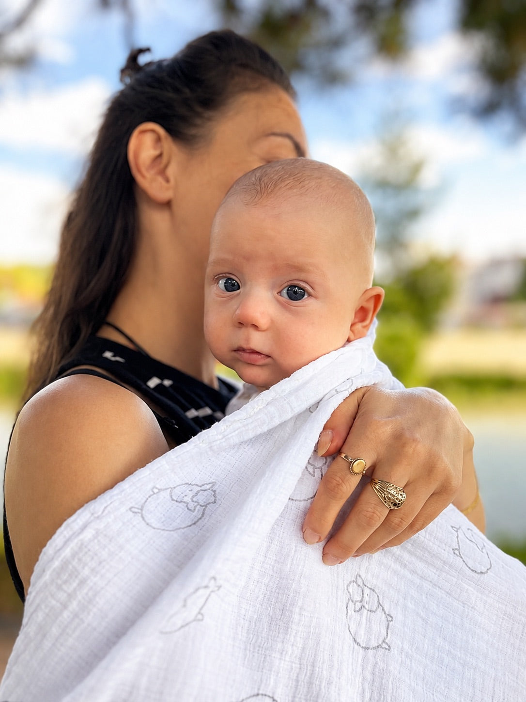 Nënë me foshnjën e saj të mbështjellë në batanije Hello Baby Box